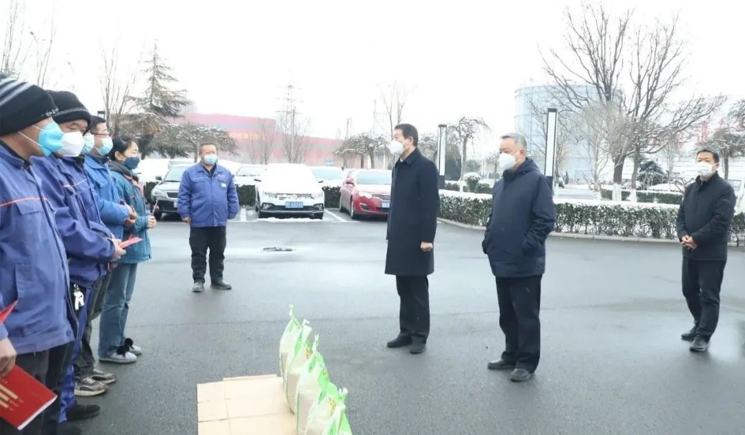 王宝玉书记到开云网_开云网(中国)看望慰问职工和劳模李静敏