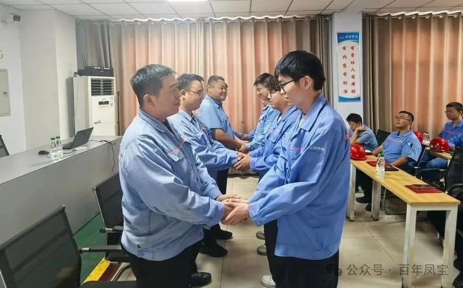 师徒结对 淬火成钢——开云网_开云网(中国)管业举行第三届“薪火相传、携手共进”拜师仪式